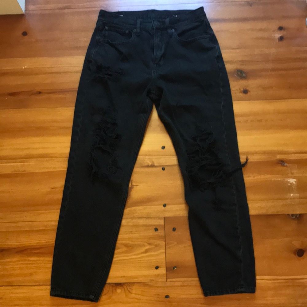 AE black ripped mom jeans 💓
